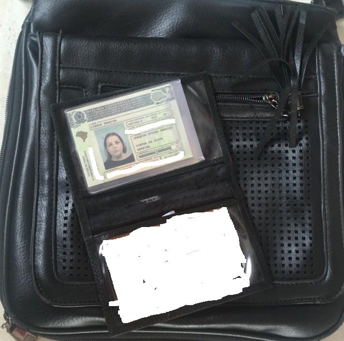 Imagem referente a Bolsa com carteira e documentos em nome de Cibele Aparecida foi encontrada no Jardim Brasília