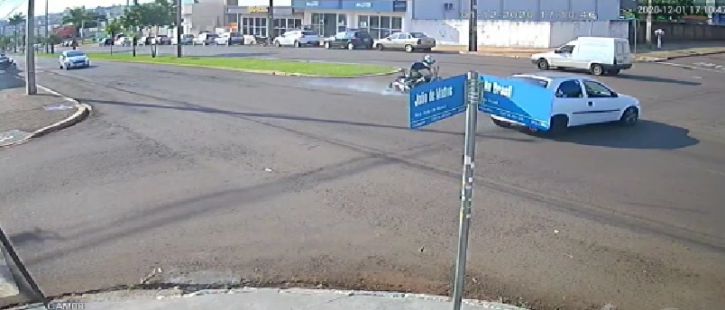 Imagem referente a Câmera flagra colisão entre Corsa e moto 650 cilindradas