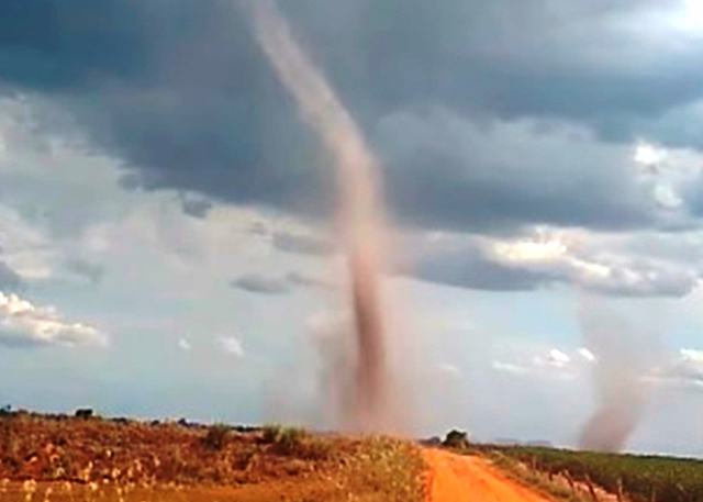 Imagem referente a Vídeo: Tornado assusta moradores de Terra Rica, no noroeste do Estado