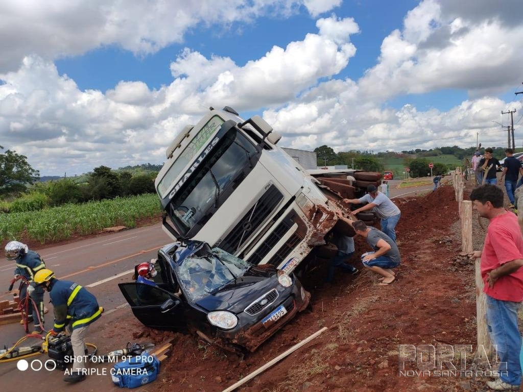 Imagem referente a Grave acidente em Marechal Rondon entre carro e carreta, mulher está presa nas ferragens