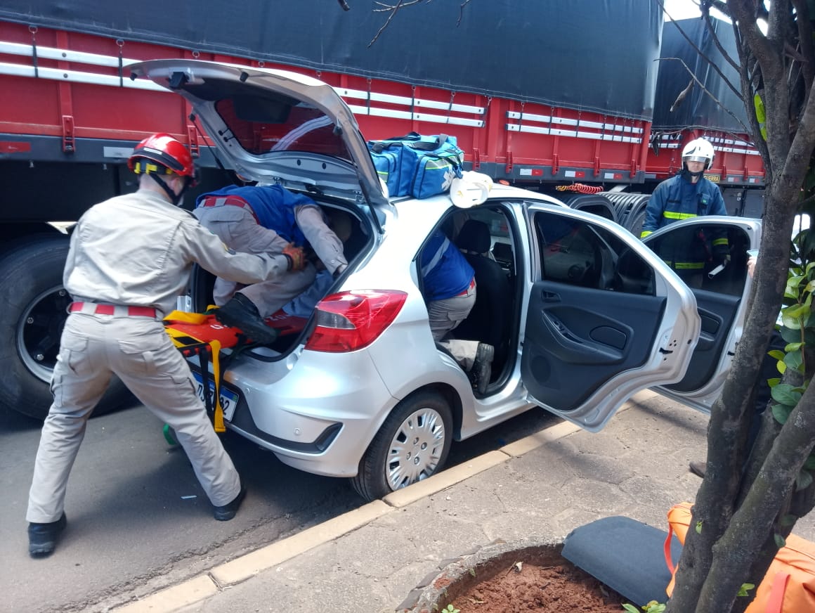 Imagem referente a Mulher fica ferida em acidente entre carro a caminhão em Marmeleiro