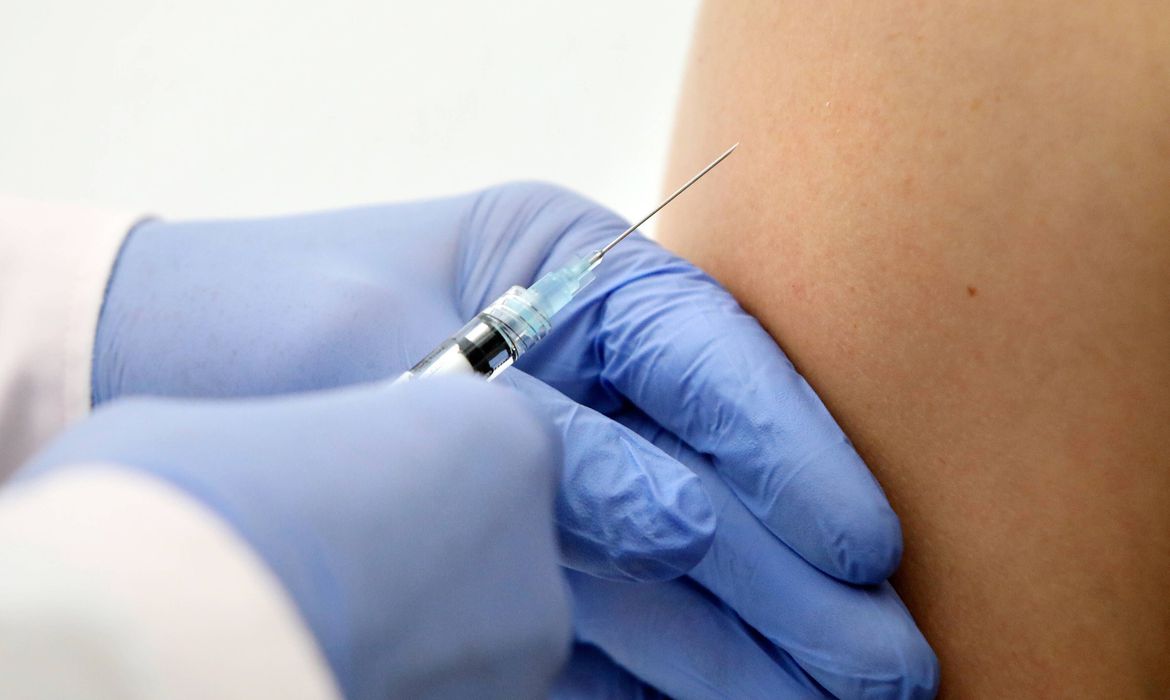 Imagem referente a Mesmo com vacina, queda da transmissão ocorrerá só no fim do ano, diz secretário