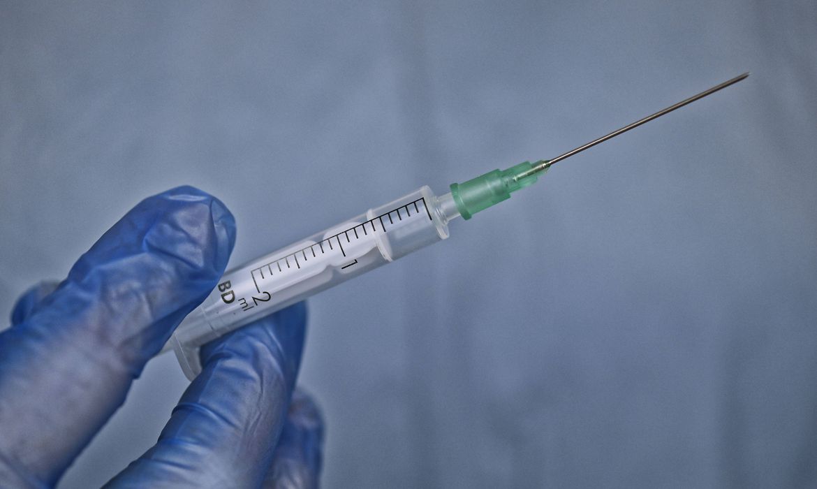 Imagem referente a Governo zera imposto de importação de seringas e agulhas para vacinação