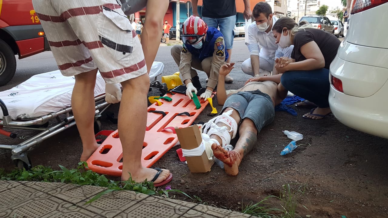 Imagem referente a Motociclista fratura o pé ao ser atingido por carro no Bairro Coqueiral