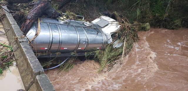 Imagem referente a Caminhão é arrastado em rio durante tromba d’água e motorista morre, em Grandes Rios
