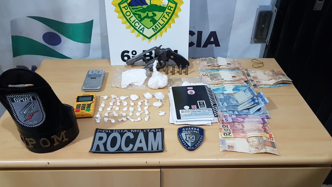 Imagem referente a ROCAM e GPOM prendem casal com arma e drogas na Rua das Garças, no Bairro Floresta