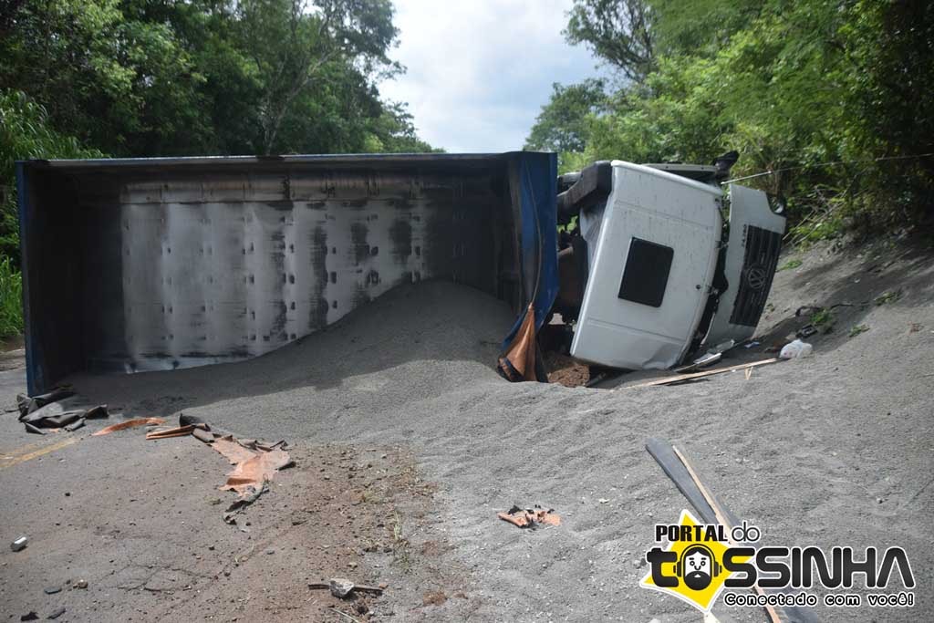 Imagem referente a Motorista morre após caminhão tombar na rodovia do milho, em Novo Itacolomi