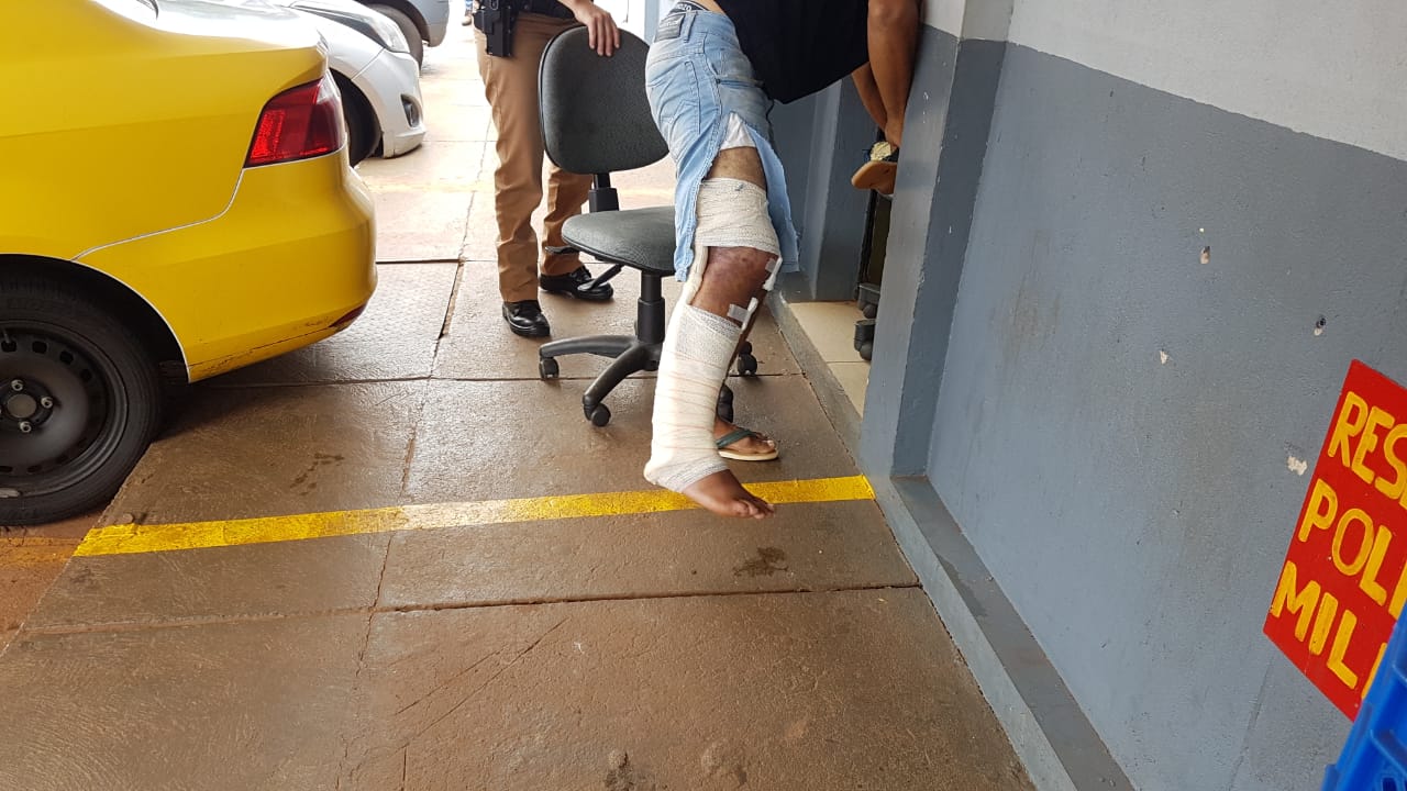 Imagem referente a Homem que era procurado pela Justiça e provocou intensa perseguição pela PM é levado à DP com a perna quebrada