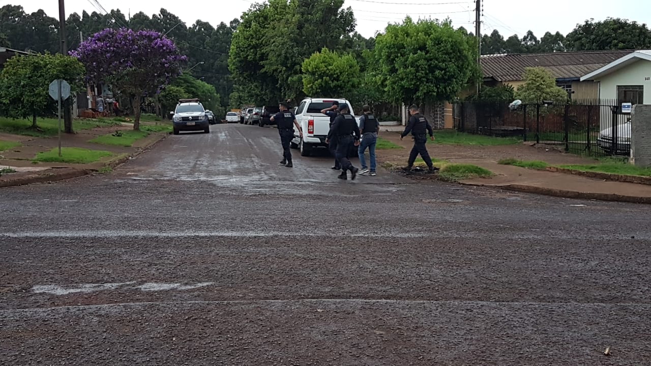 Imagem referente a Equipes seguem em buscas por celular e arma levados por assaltantes em casa de guarda municipal