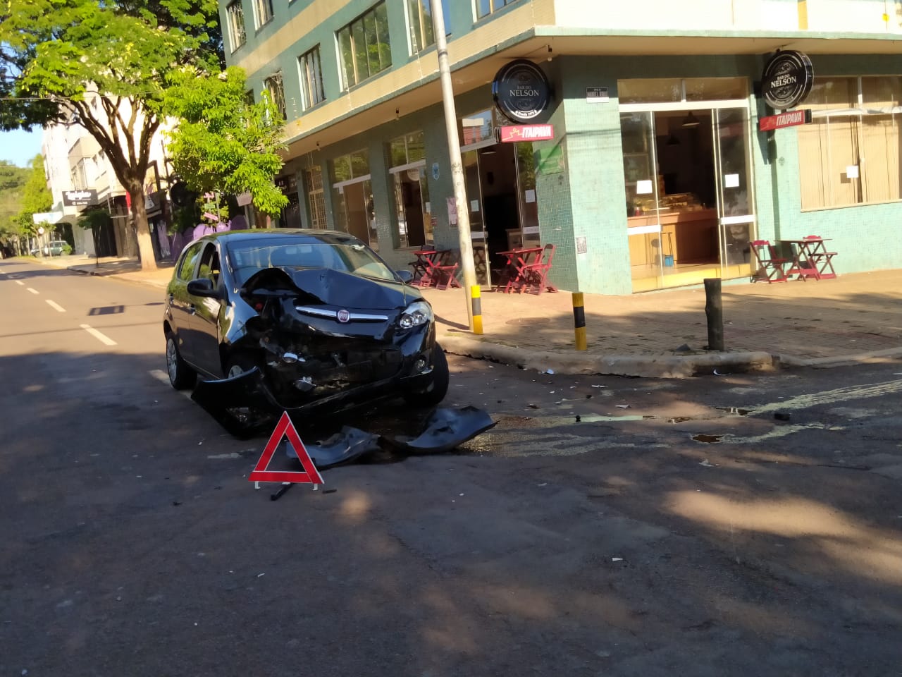Imagem referente a Carros se envolvem em colisão no cruzamento das Ruas Manoel Ribas e Paraná