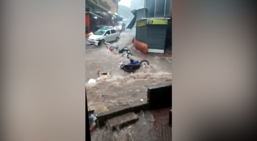 Fortes chuvas arrastam motocicletas e causam transtornos em Ciudad Del Este, no Paraguai