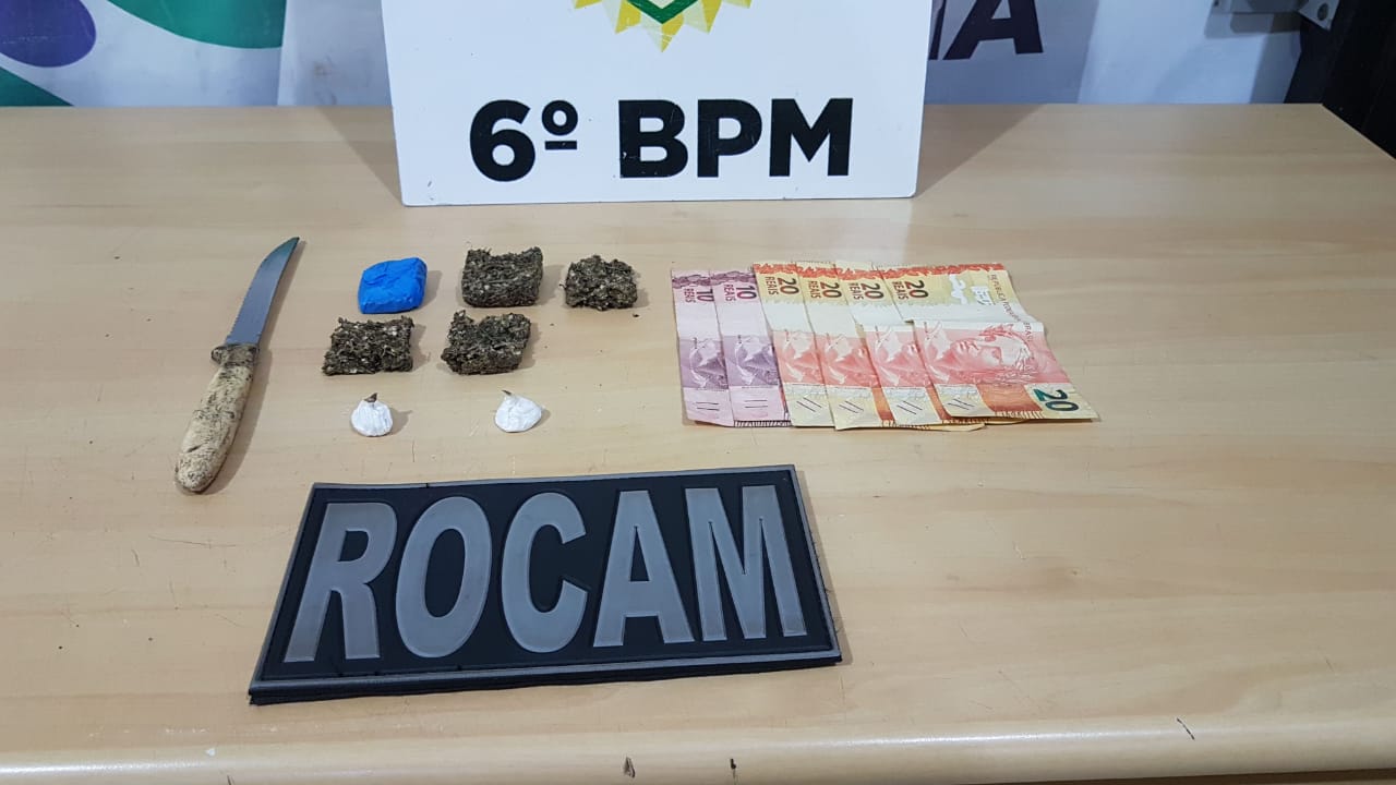 Imagem referente a ROCAM detém dupla com porções de maconha e cocaína na Rua Itália, no Cascavel Velho