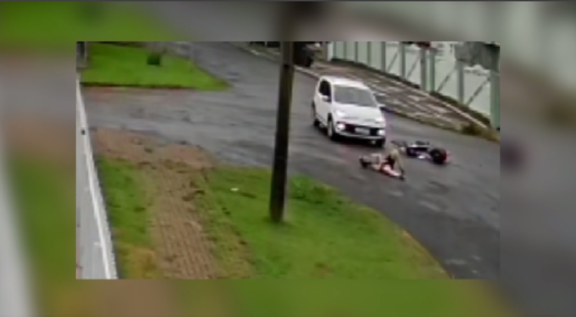 Imagem referente a Câmera de segurança registra colisão entre carro e bicicleta elétrica no Parque São Paulo