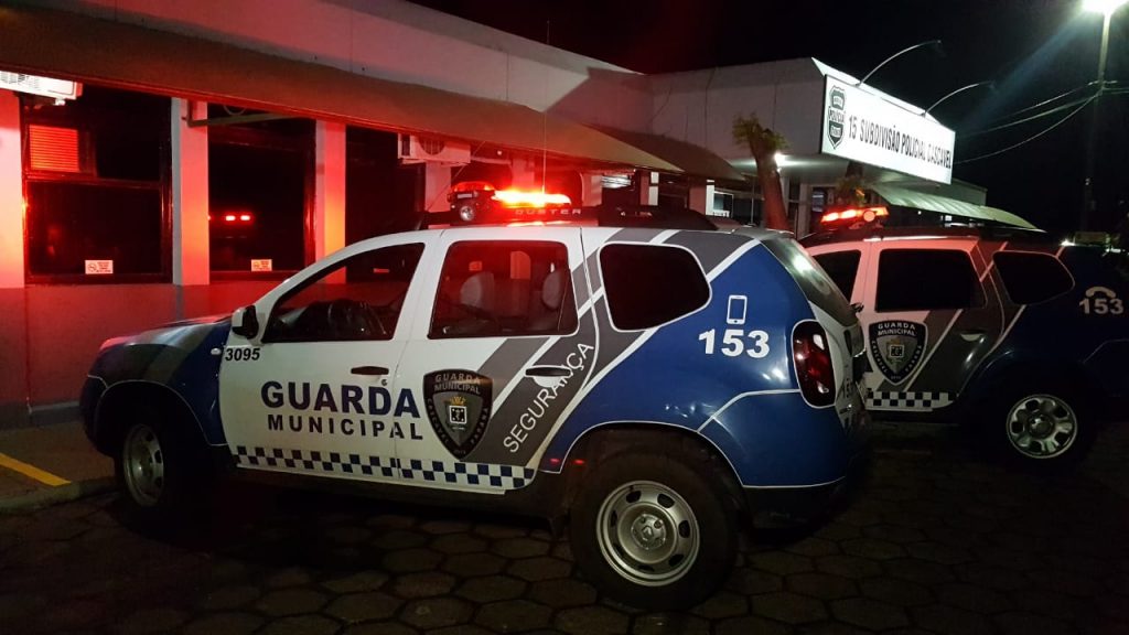 Casal em motocicleta desacata GM em abordagem e são detidos no Bairro Pacaembu