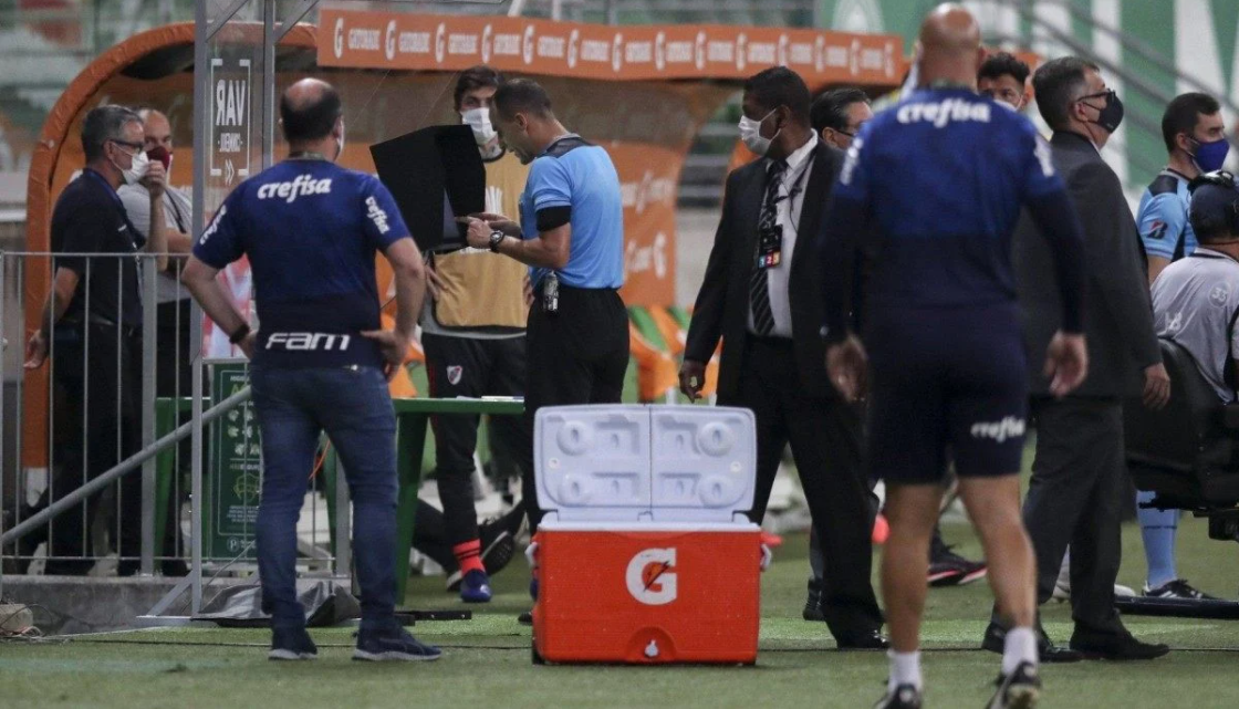 Imagem referente a Áudios revelam como VAR ajudou árbitro em Palmeiras x River: ‘Não é gol’