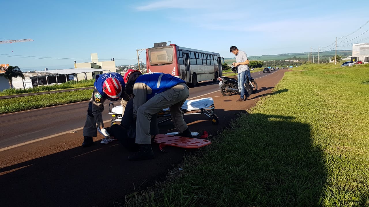 Imagem referente a Pneu de moto estoura e duas pessoas ficam feridas na rodovia PRc-467