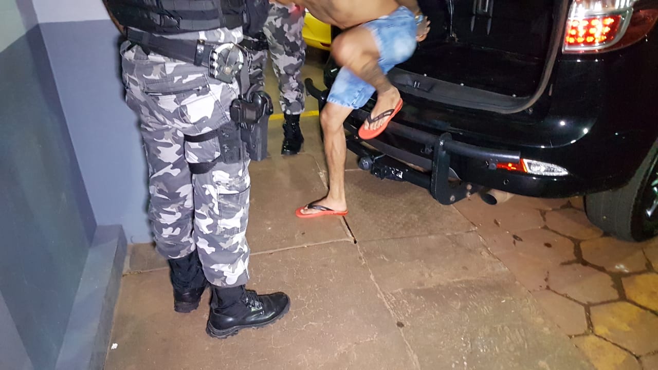 Imagem referente a Suspeito de tráfico de drogas, jovem é detido por militares do Choque durante abordagem no Cascavel Velho