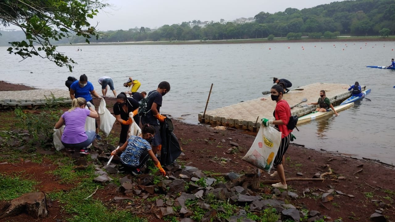 Imagem referente a Voluntários promovem limpeza no entorno do Lago Municipal
