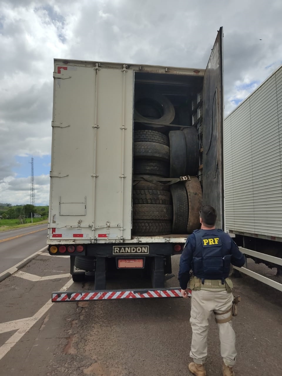 Imagem referente a PRF apreende caminhão lotado de pneus contrabandeados do Paraguai no Paraná