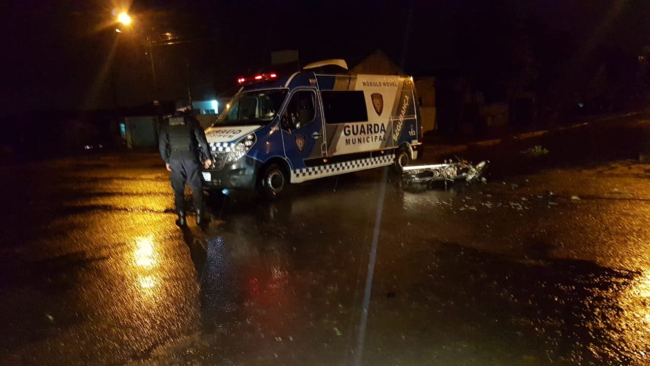 Imagem referente a Condutor de carro foge do local de acidente e deixa motociclista ferido no Bairro Floresta