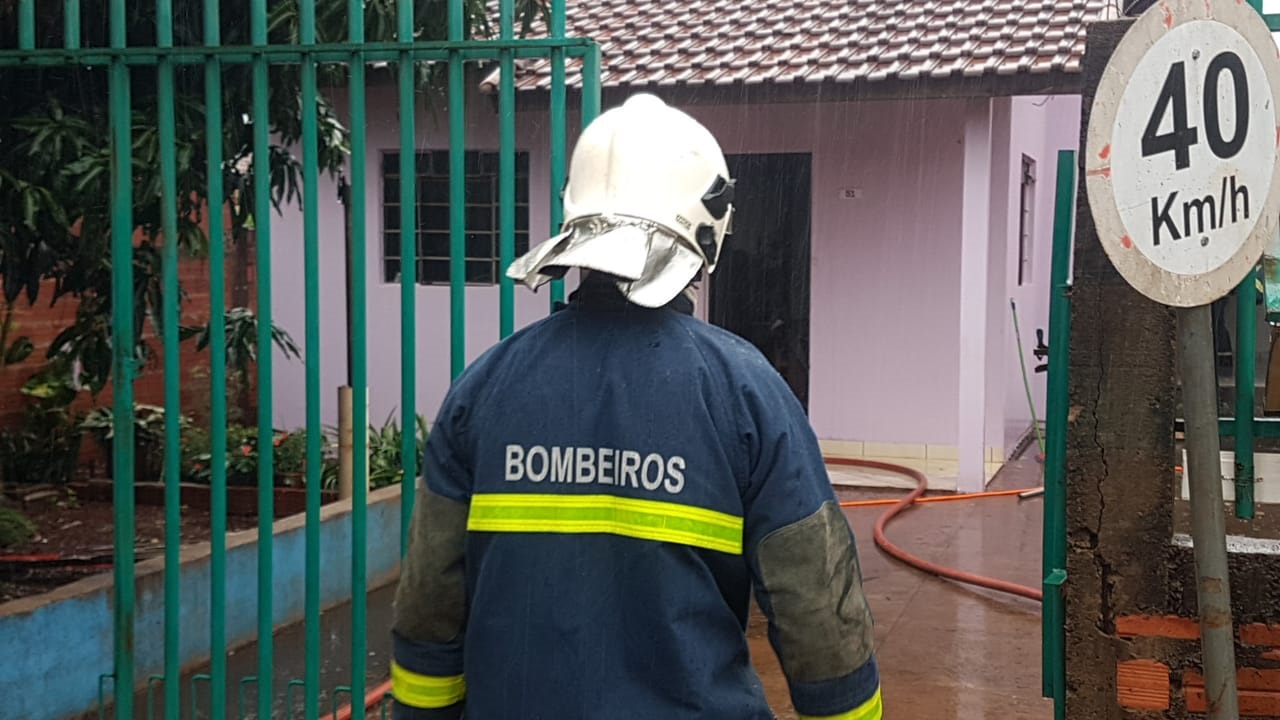 Imagem referente a Bombeiros combatem princípio de incêndio em residência no Sanga Funda