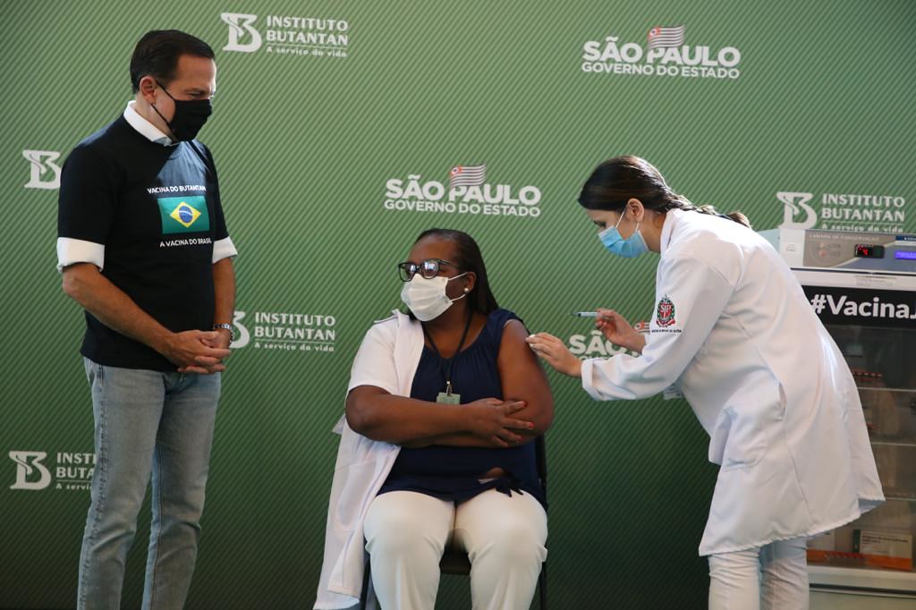 Imagem referente a Enfermeira Mônica Calazans de São Paulo é a 1ª vacinada contra covid-19 no Brasil