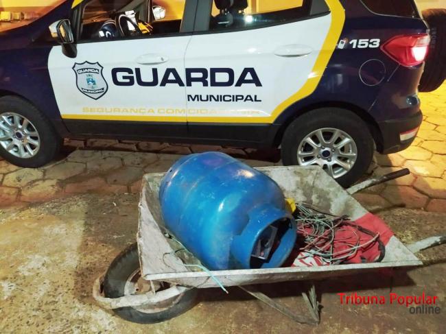 Imagem referente a Homem furta botijão de gás em estabelecimento comercial e acaba detido pela GM em Foz do Iguaçu