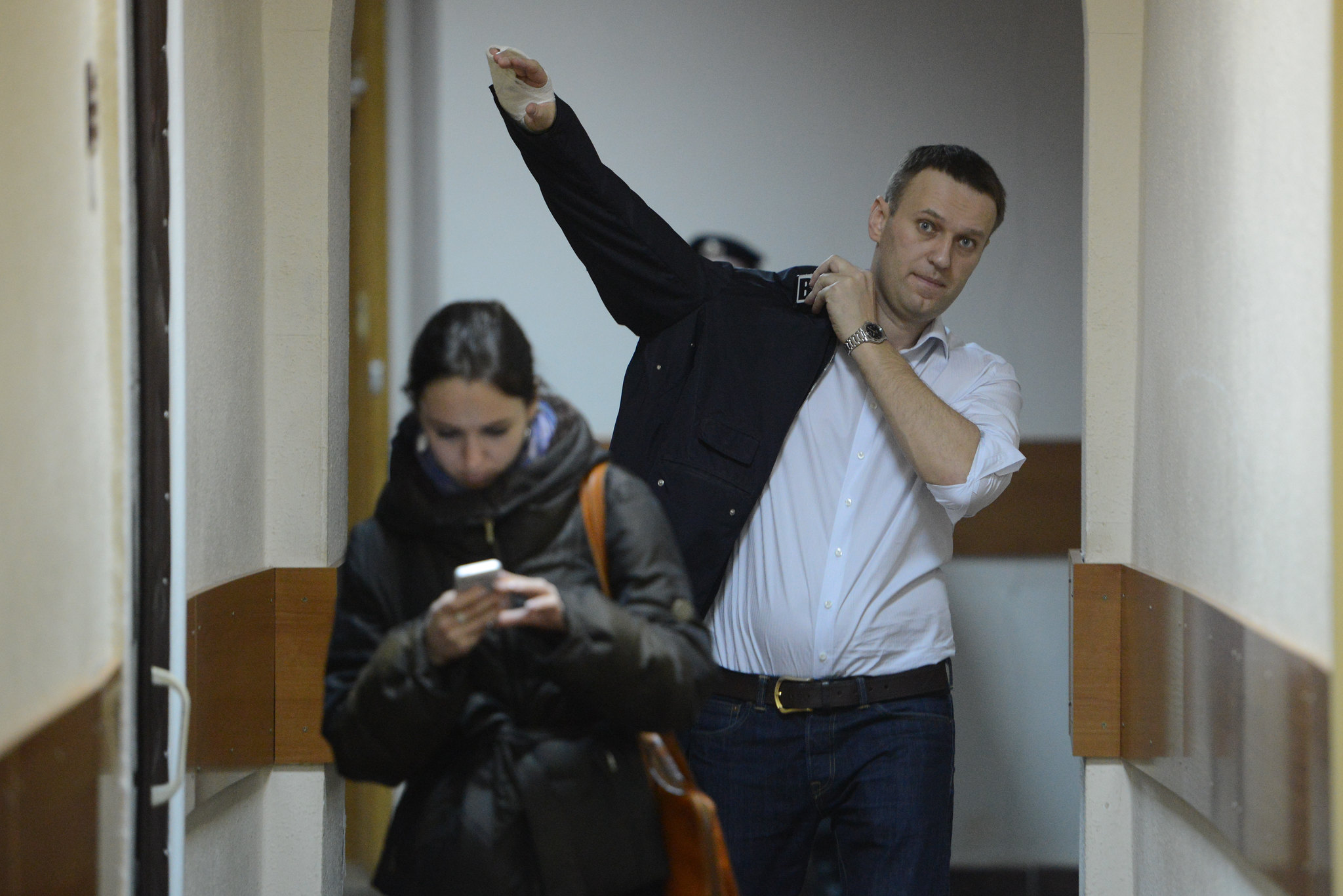 Imagem referente a Condenado na terça, Navalni volta ao banco dos réus na Rússia