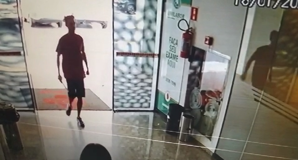 Imagem referente a Câmera mostra homem com facão invadindo clínica no Centro de Cascavel