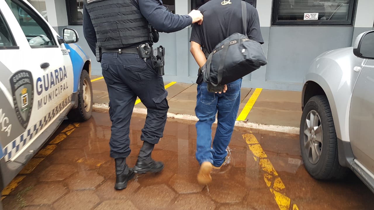 Imagem referente a Jovem é detido pela GM ao ser flagrado fumando maconha na Av. Brasil, no Centro