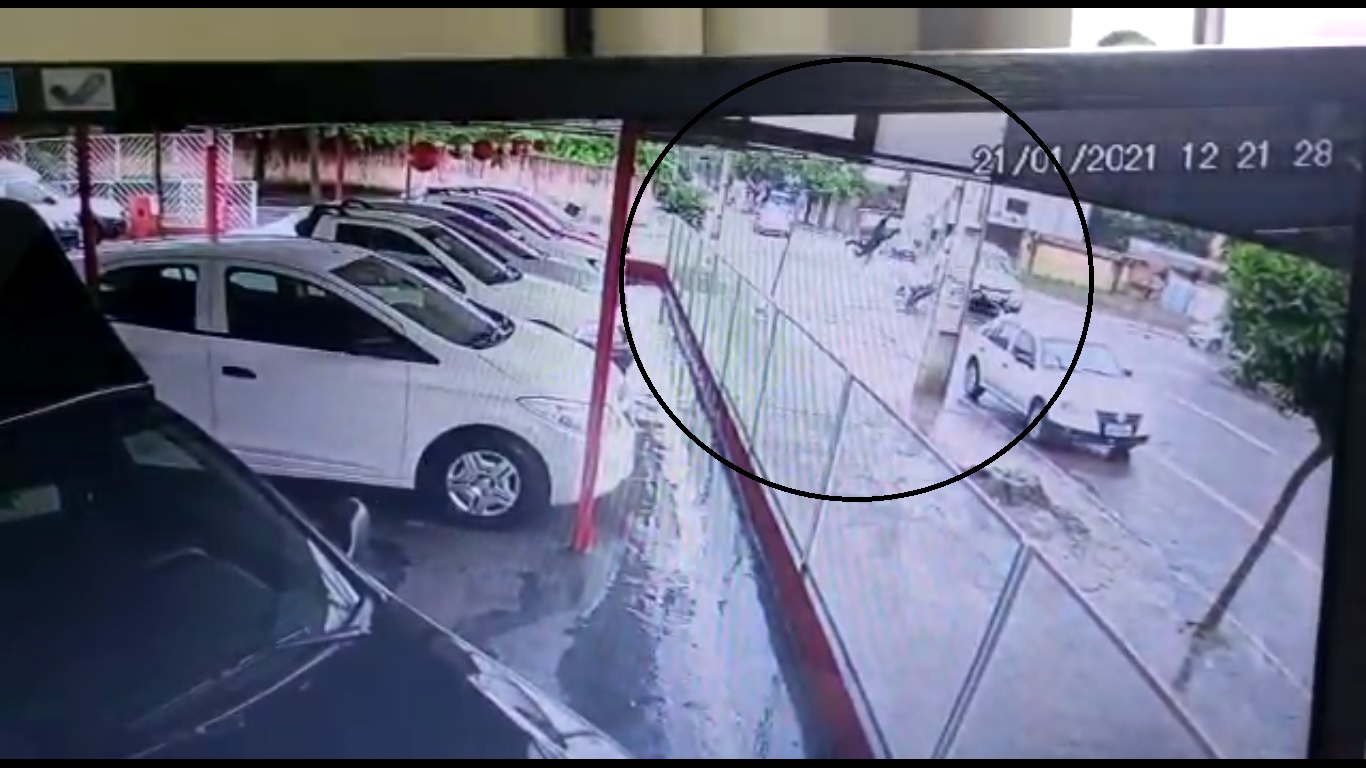 Imagem referente a Impressionante: Vídeo mostra motociclista sendo arremessado a vários metros de colisão com caminhonete