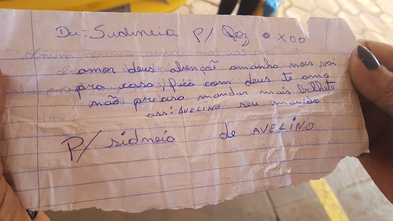 Imagem referente a Esposa de homem que foi encontrado morto na Cadeia Pública mostra carta do companheiro e fala sobre o fato