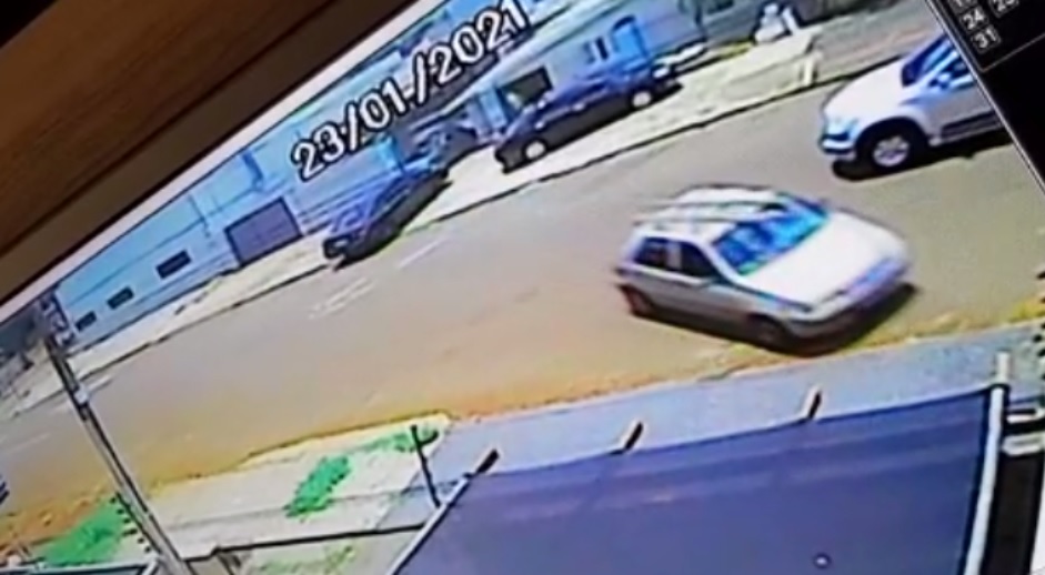 Imagem referente a Câmera flagra carro em ‘zigue-zague’ antes de colidir contra residência no São Cristóvão