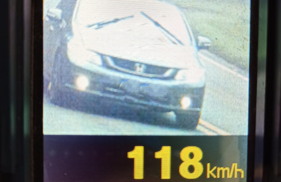 Imagem referente a Em 2h de fiscalização, PRE flagra 54 veículos acima do limite de velocidade na PR-180 em Cascavel