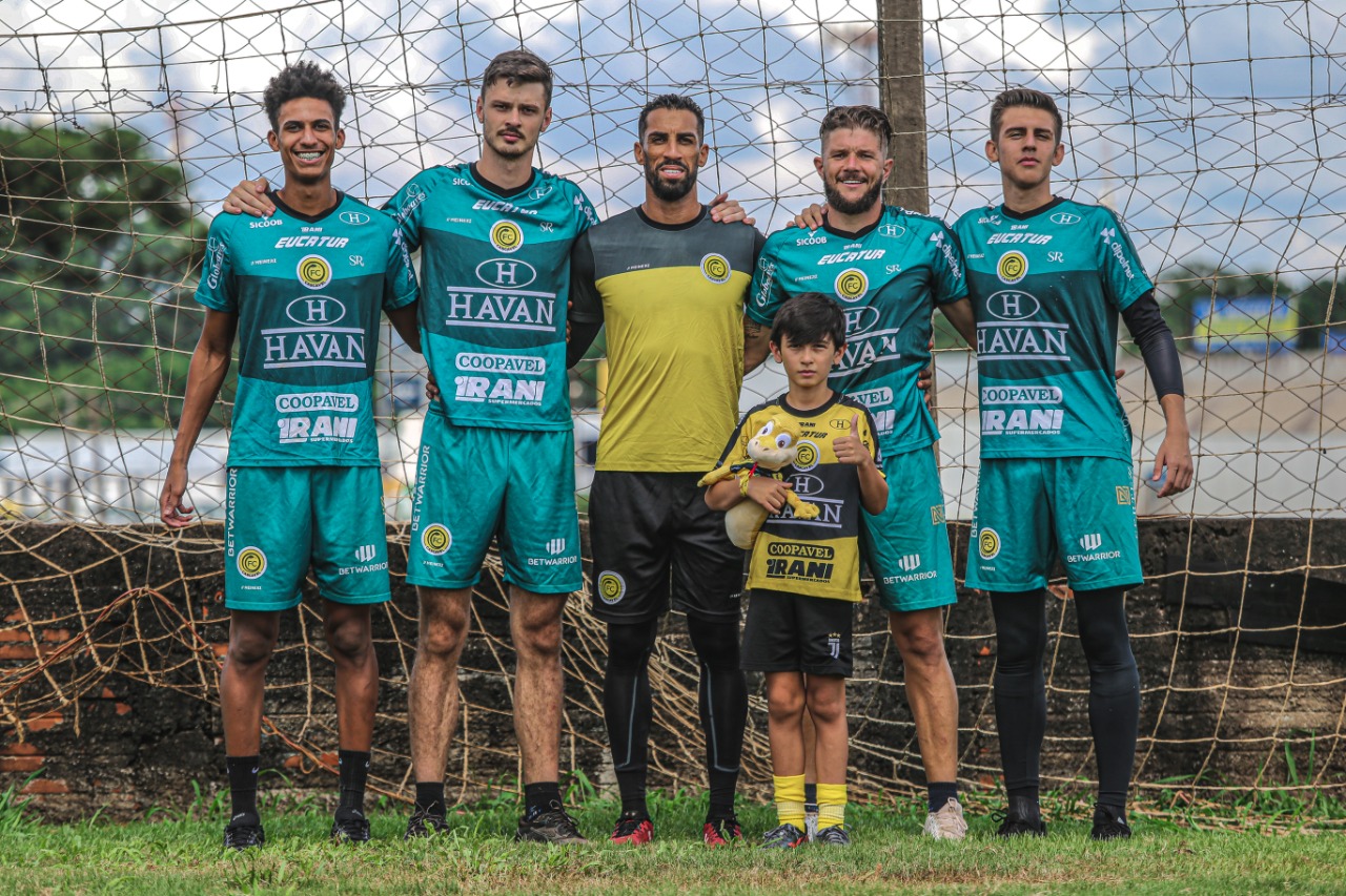 Imagem referente a Goleiros do FC Cascavel recebem visita de torcedor mirim que sonha defender a meta aurinegra