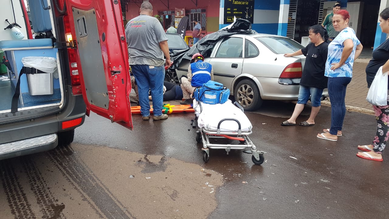 Imagem referente a Motociclista fica ferida em colisão com Pick-Up Corsa, na Avenida Gralha Azul, no Bairro Guarujá