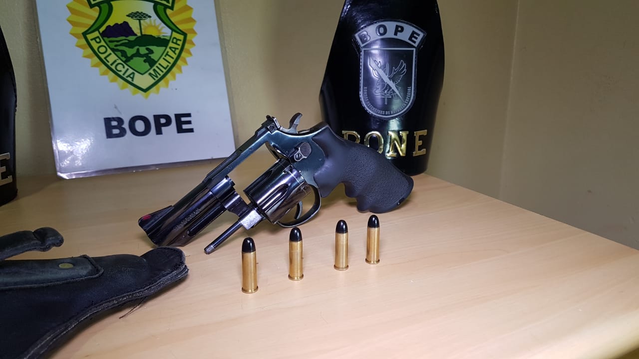Imagem referente a Jovem é detido com revólver e munições durante ação do BOPE no São Cristóvão