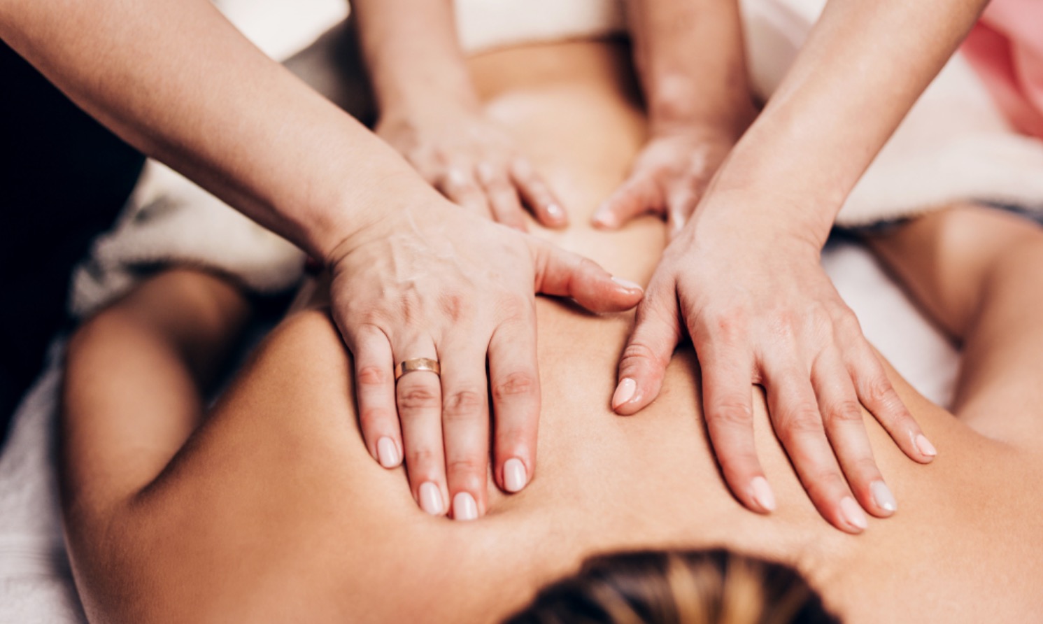 Imagem referente a Massagem a quatro mãos: Movimentos Sincronizados que aliam relaxamento e redução de medidas