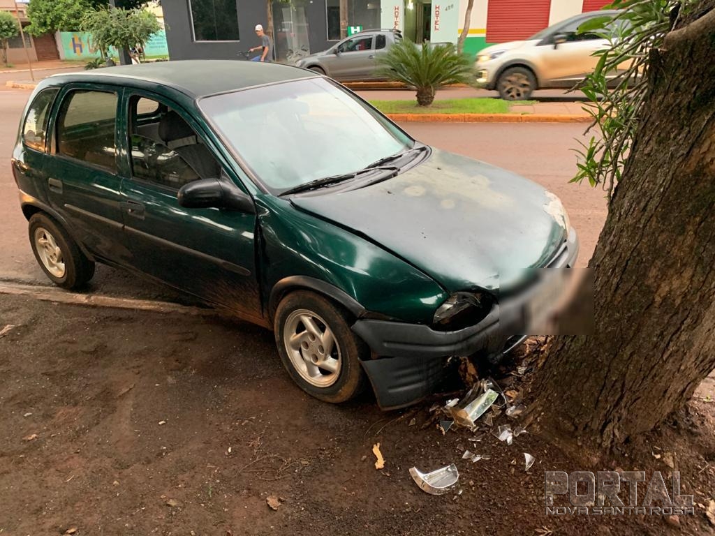 Imagem referente a Condutor bate carro em árvore no centro de Nova Santa Rosa e deixa local a pé