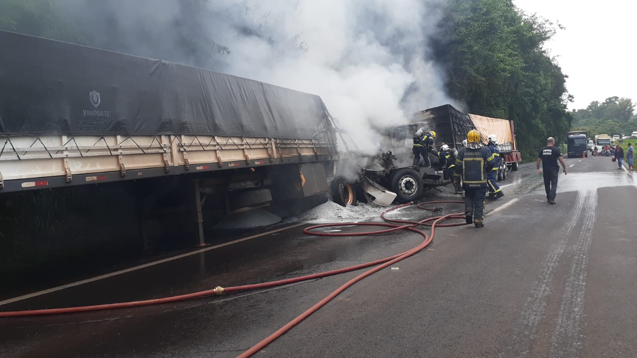 Com caminhões diferentes, pai e filho se envolvem em acidente na BR-467 e um deles morre após veículo pegar fogo