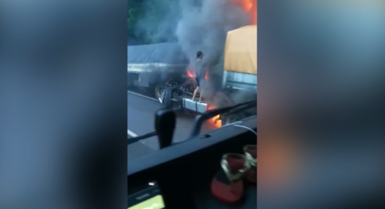 Vídeo mostra pai tentando salvar filho de carreta em chamas na BR-467