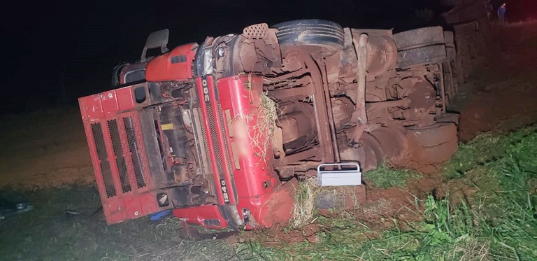 Imagem referente a Caminhão fica sem freio e tomba na rodovia PR-180, em Francisco Beltrão