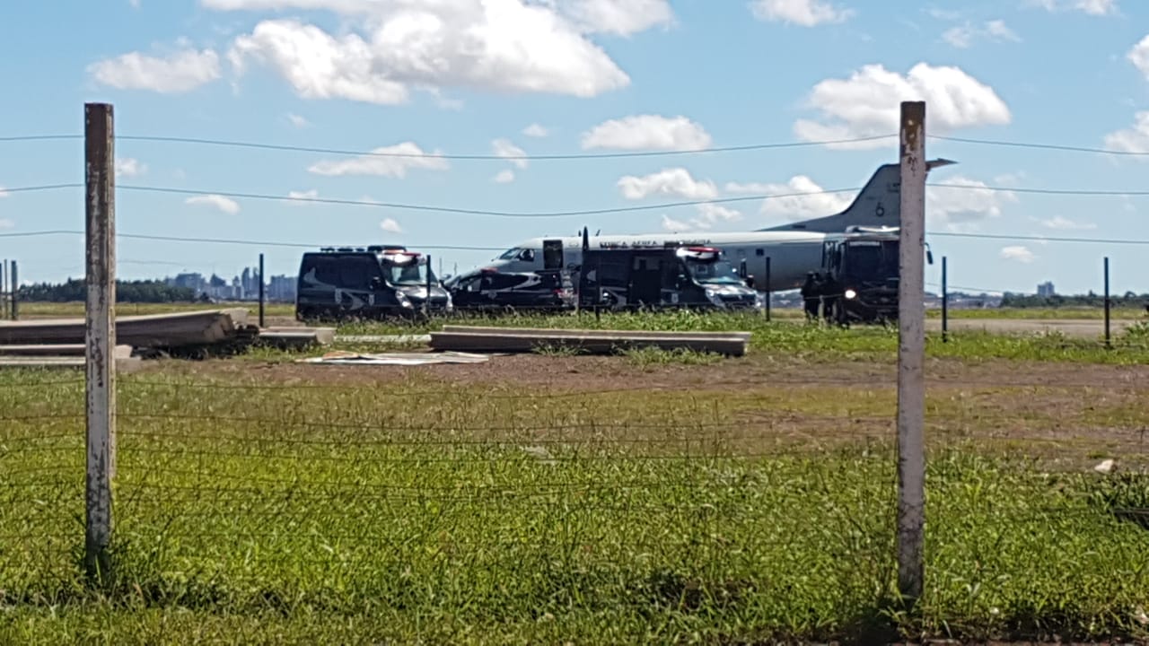 Imagem referente a Avião da FAB realiza transferência de detentos no Aeroporto de Cascavel