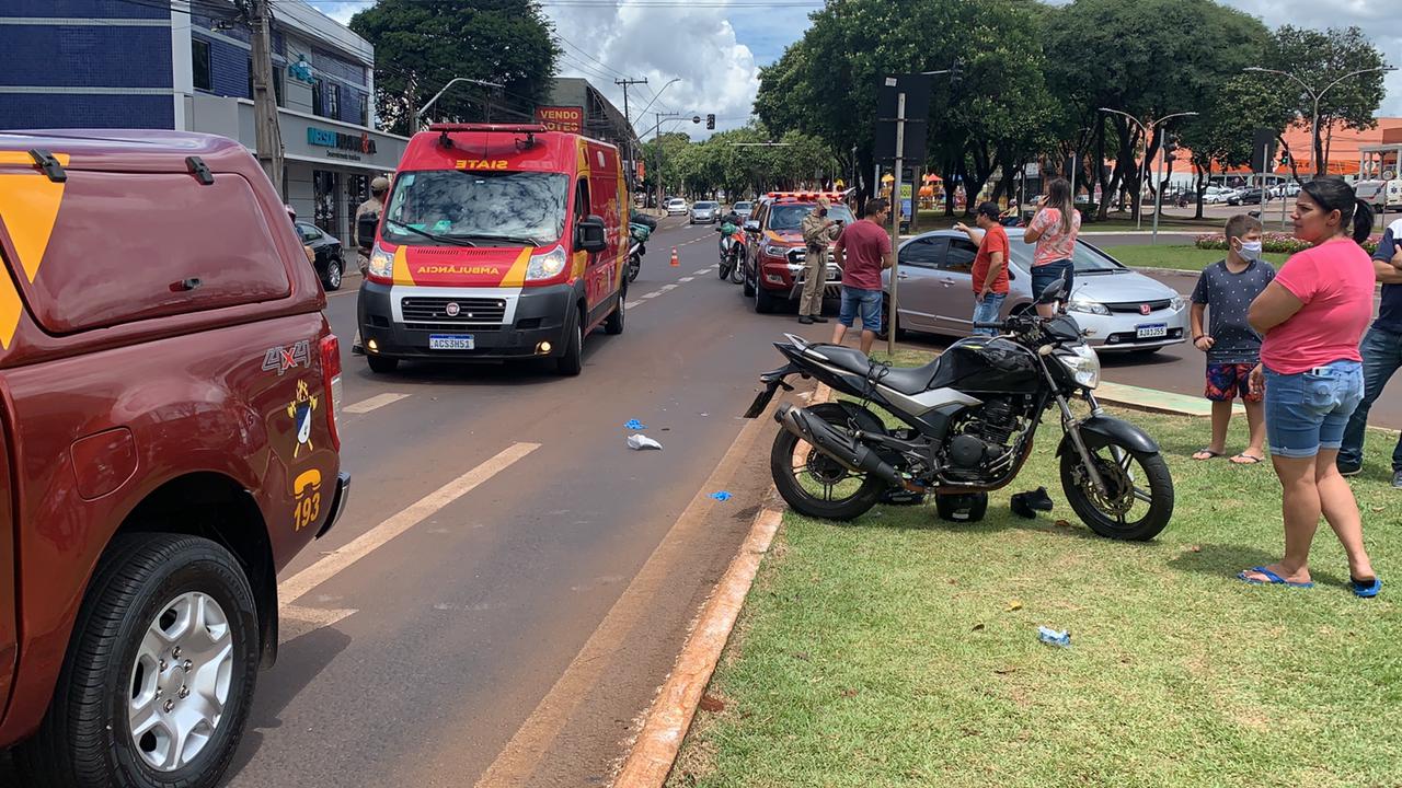 Imagem referente a Homem de 37 anos fica gravemente ferido em colisão entre carro e moto na Av. Brasil