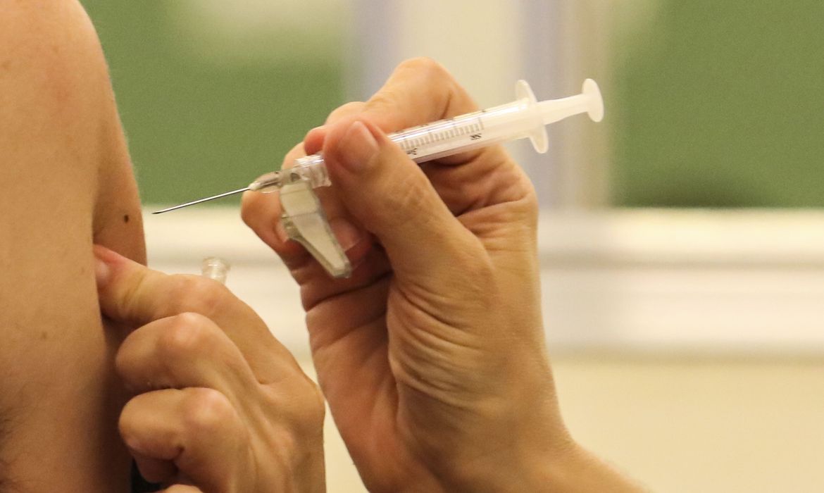 Imagem referente a País vacina só 48% dos acima de 90, mas imuniza 142 mil dos menos prioritários