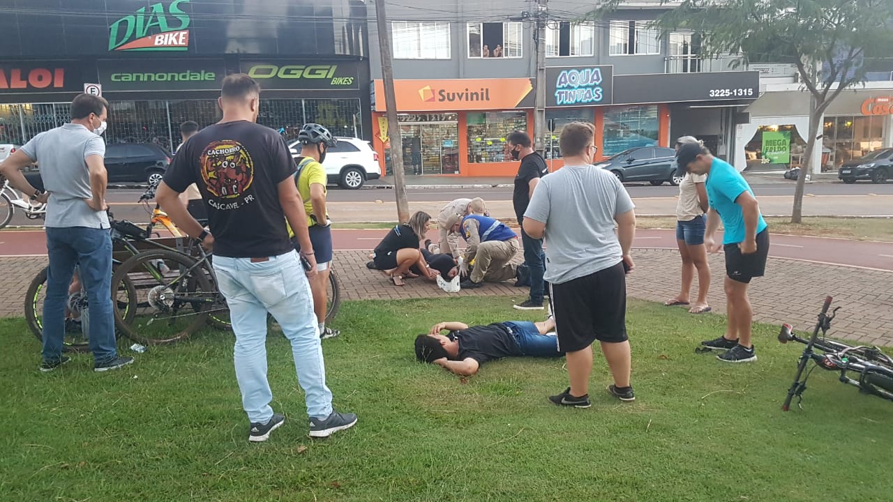 Imagem referente a Ciclistas ficam feridos em colisão na Avenida Brasil esquina com a Marechal Rondon