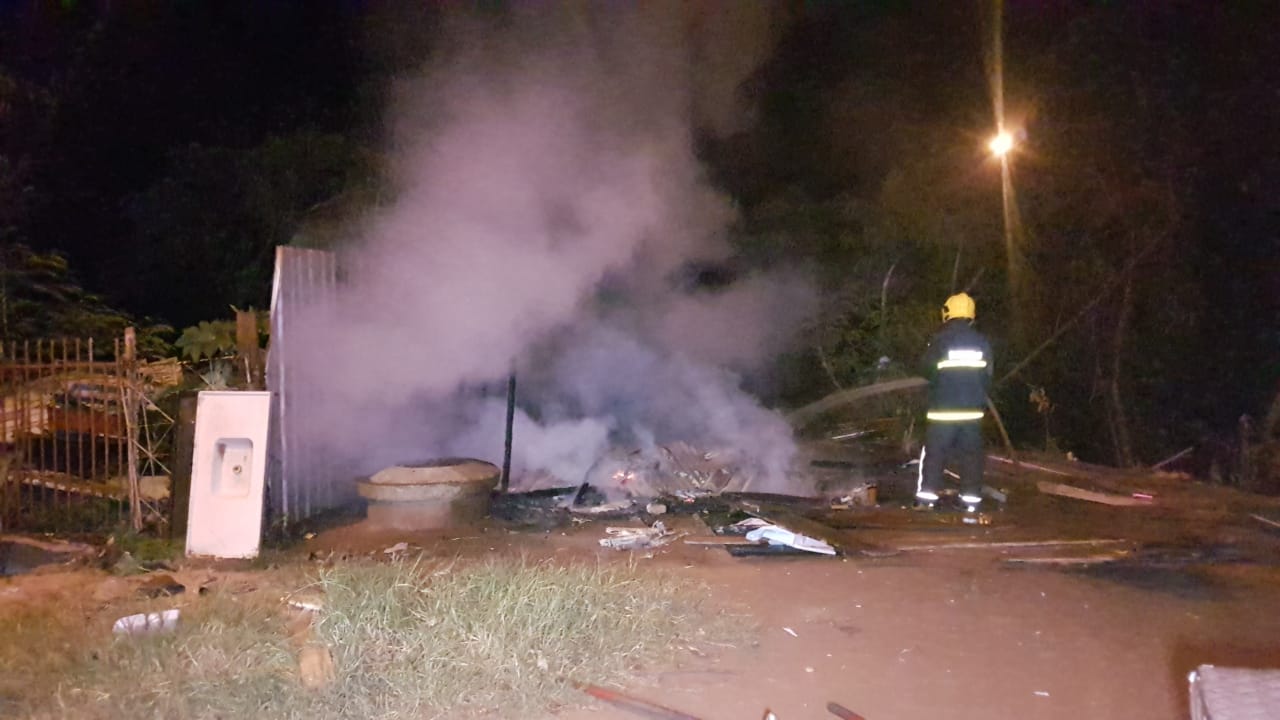 Imagem referente a Barraco de madeira é consumido por incêndio durante a madrugada no bairro Santo Onofre