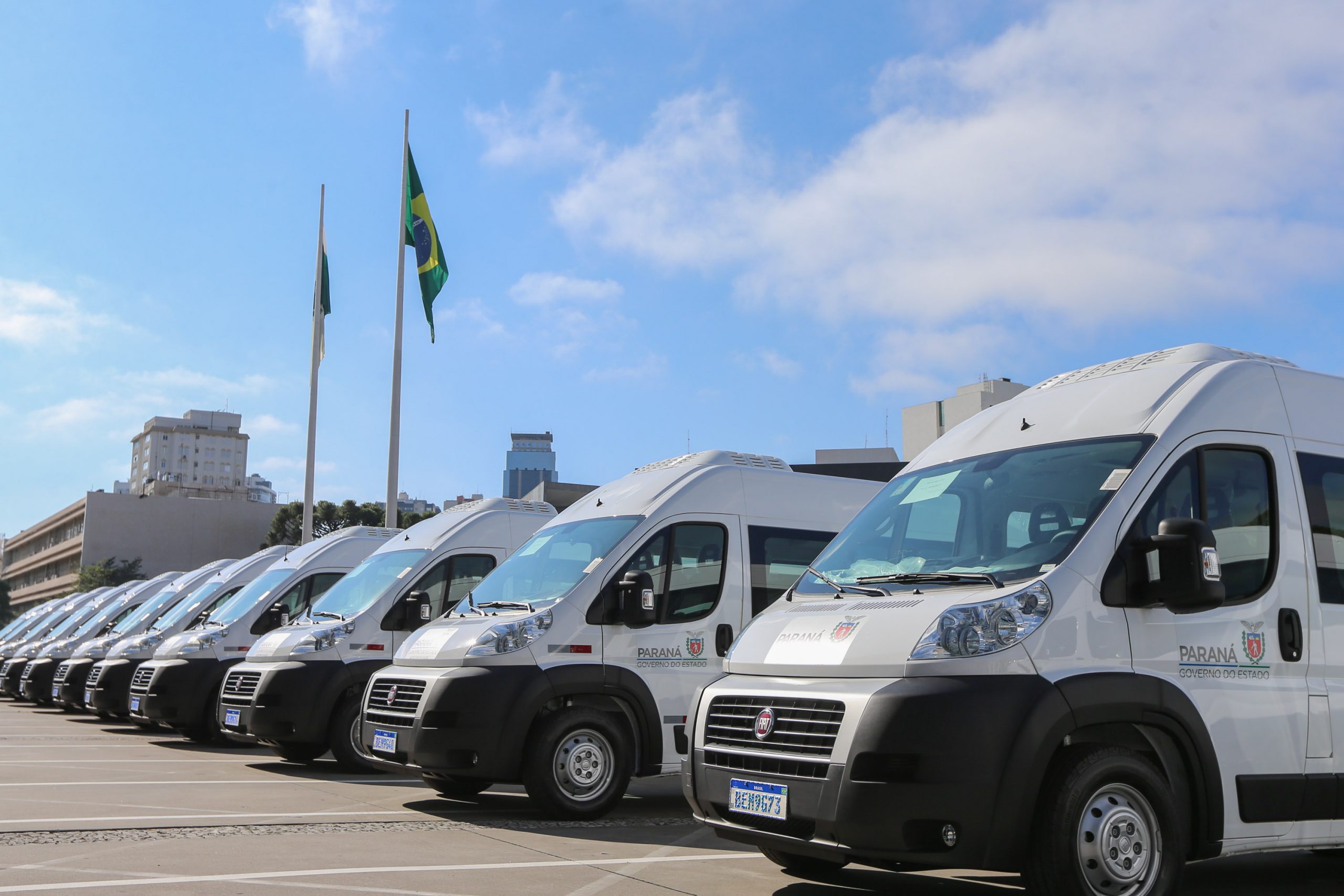 Imagem referente a Governo entrega vans para agilizar o transporte de pacientes de 45 municípios