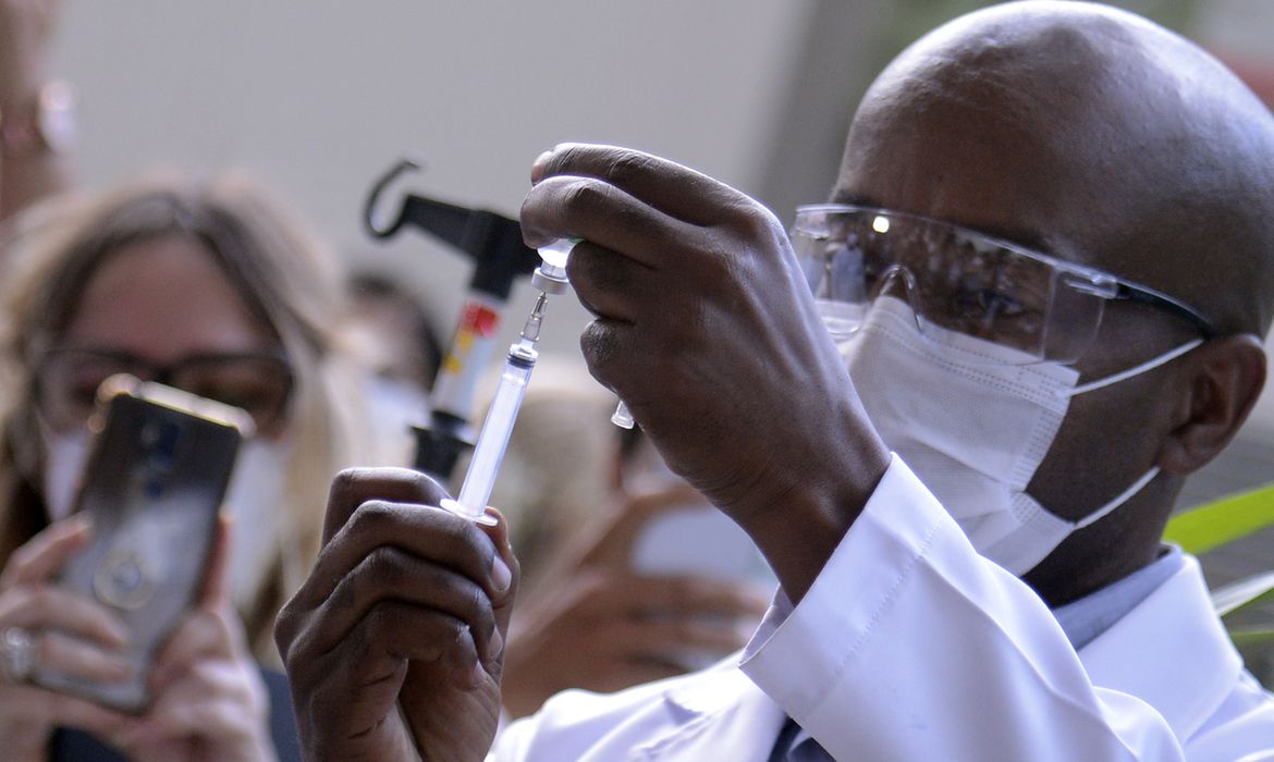 Imagem referente a Novas doses da vacina da Índia já estão na Fiocruz