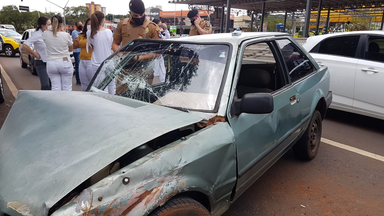 Imagem referente a Motorista embriagado colide em carros estacionados na Avenida Brasil, no São Cristóvão